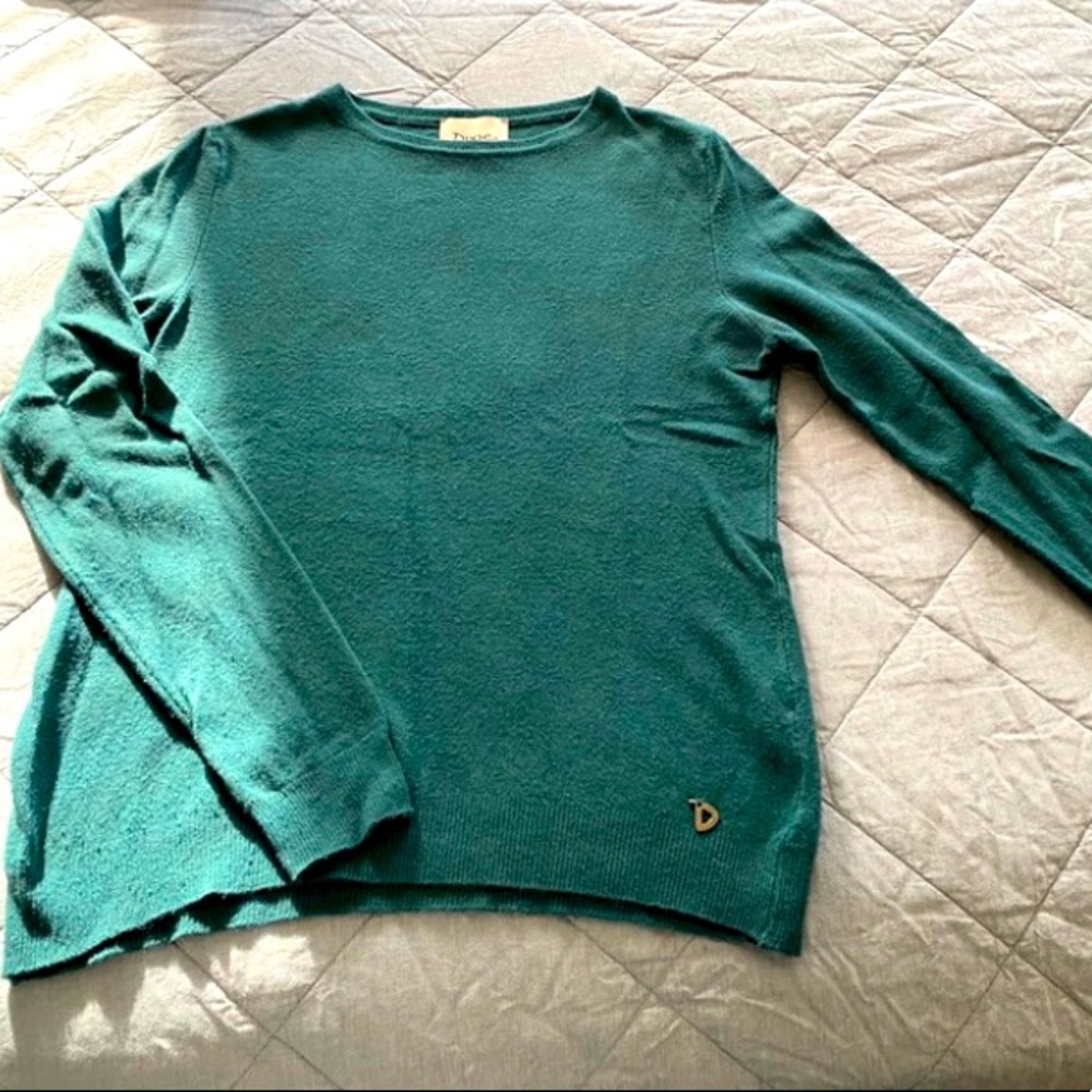 Green long sleeves sweater